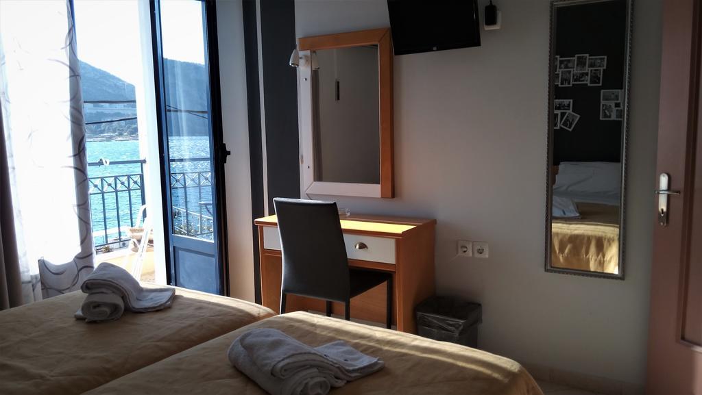 Iridanos Hotell Antikyra Exteriör bild