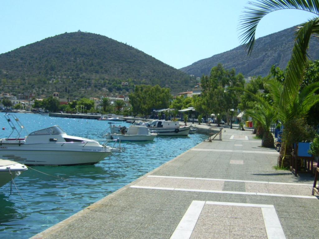 Iridanos Hotell Antikyra Exteriör bild
